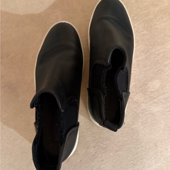 Vince Warren Black slip on boots with white Soles - Picture 2 of 7